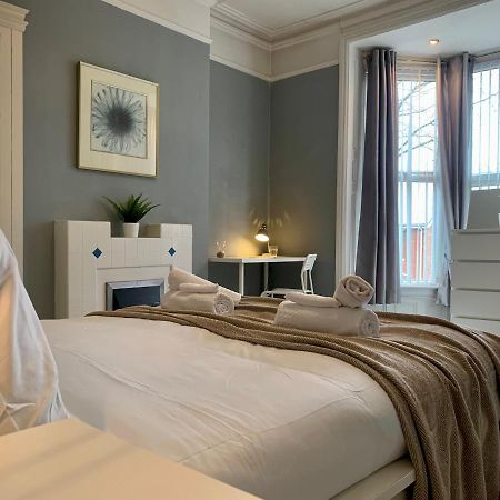 Somerford Place - 6 Beds - Sleeps 12 - Parks 2-3 Cars/Vans Willenhall Zewnętrze zdjęcie
