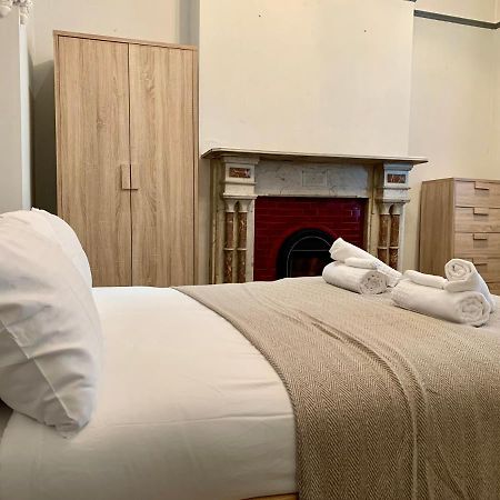 Somerford Place - 6 Beds - Sleeps 12 - Parks 2-3 Cars/Vans Willenhall Zewnętrze zdjęcie