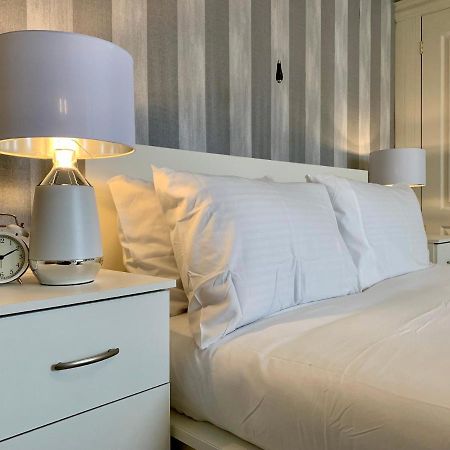Somerford Place - 6 Beds - Sleeps 12 - Parks 2-3 Cars/Vans Willenhall Zewnętrze zdjęcie