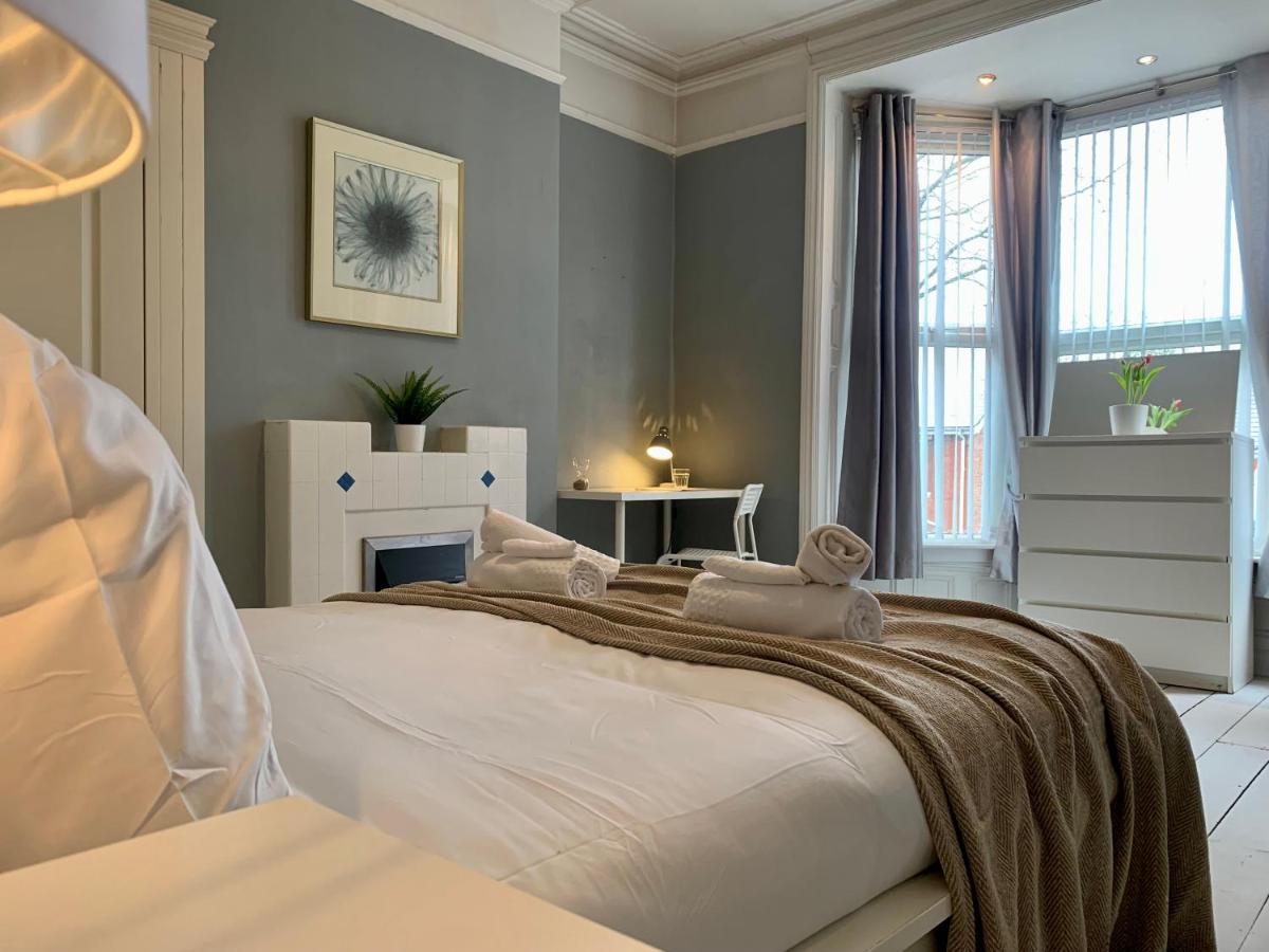 Somerford Place - 6 Beds - Sleeps 12 - Parks 2-3 Cars/Vans Willenhall Zewnętrze zdjęcie