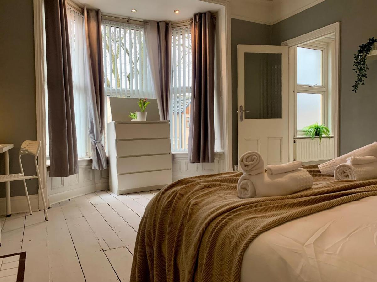 Somerford Place - 6 Beds - Sleeps 12 - Parks 2-3 Cars/Vans Willenhall Zewnętrze zdjęcie