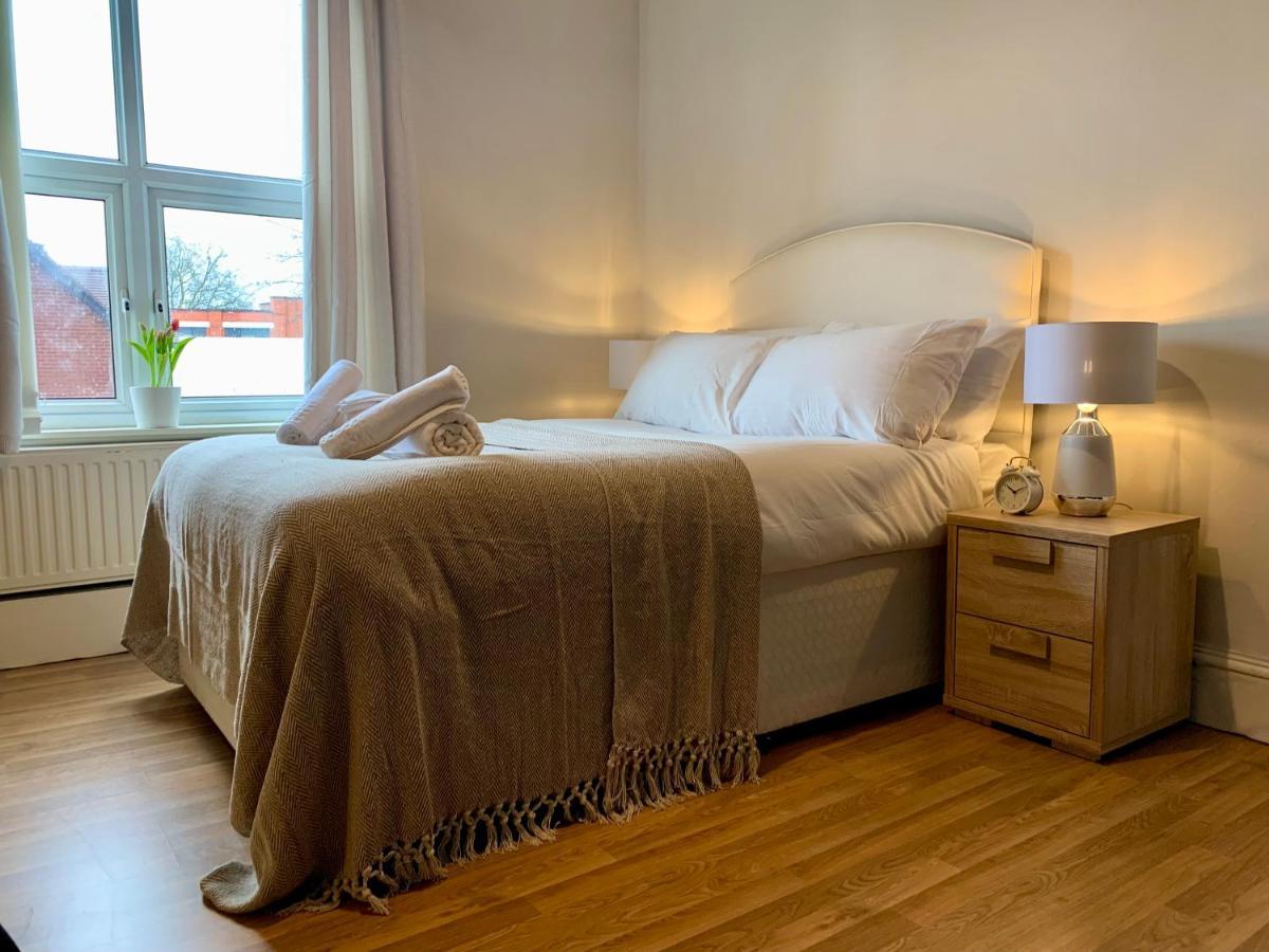 Somerford Place - 6 Beds - Sleeps 12 - Parks 2-3 Cars/Vans Willenhall Zewnętrze zdjęcie