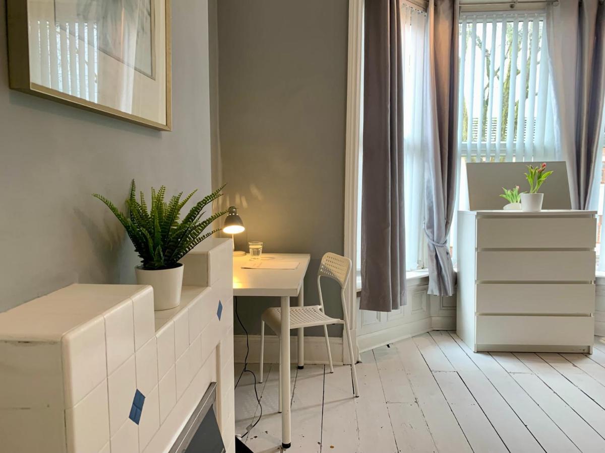 Somerford Place - 6 Beds - Sleeps 12 - Parks 2-3 Cars/Vans Willenhall Zewnętrze zdjęcie