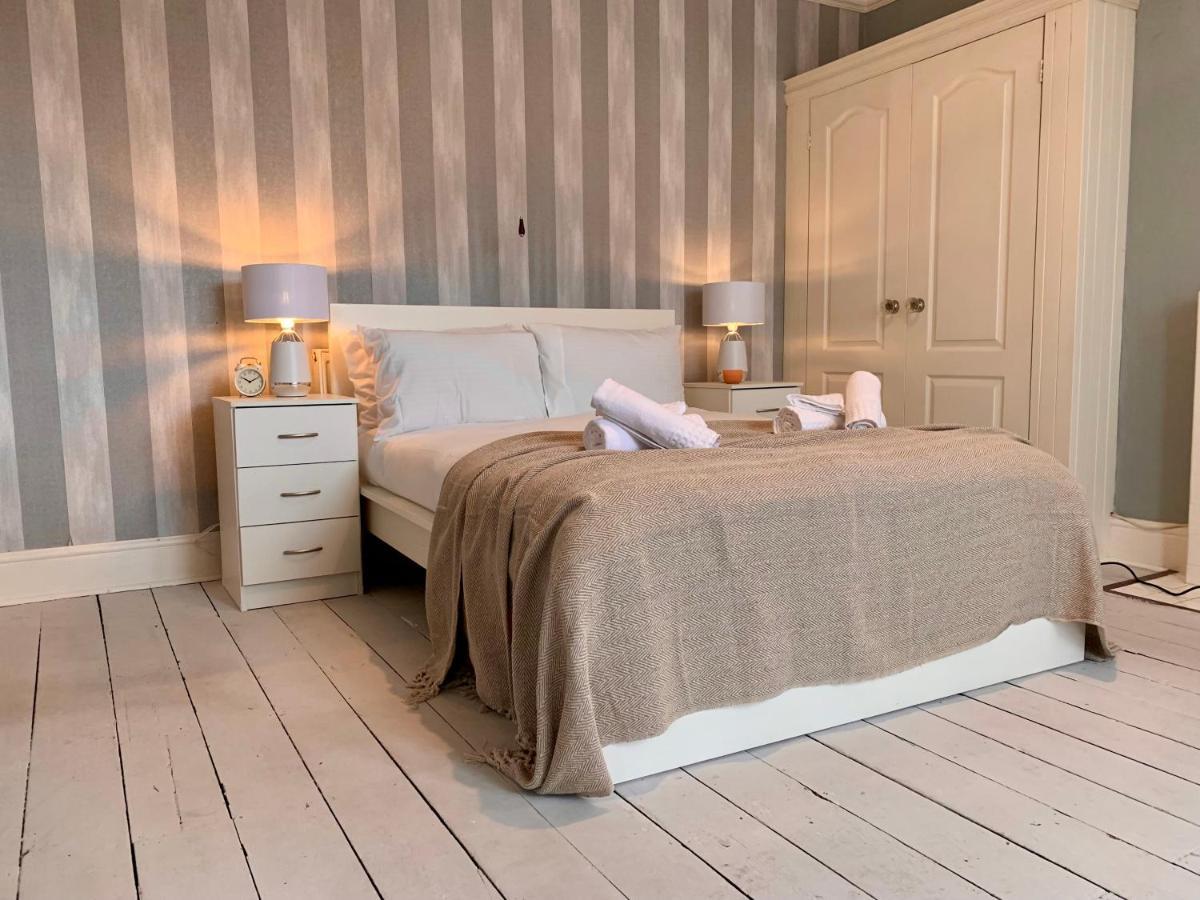 Somerford Place - 6 Beds - Sleeps 12 - Parks 2-3 Cars/Vans Willenhall Zewnętrze zdjęcie