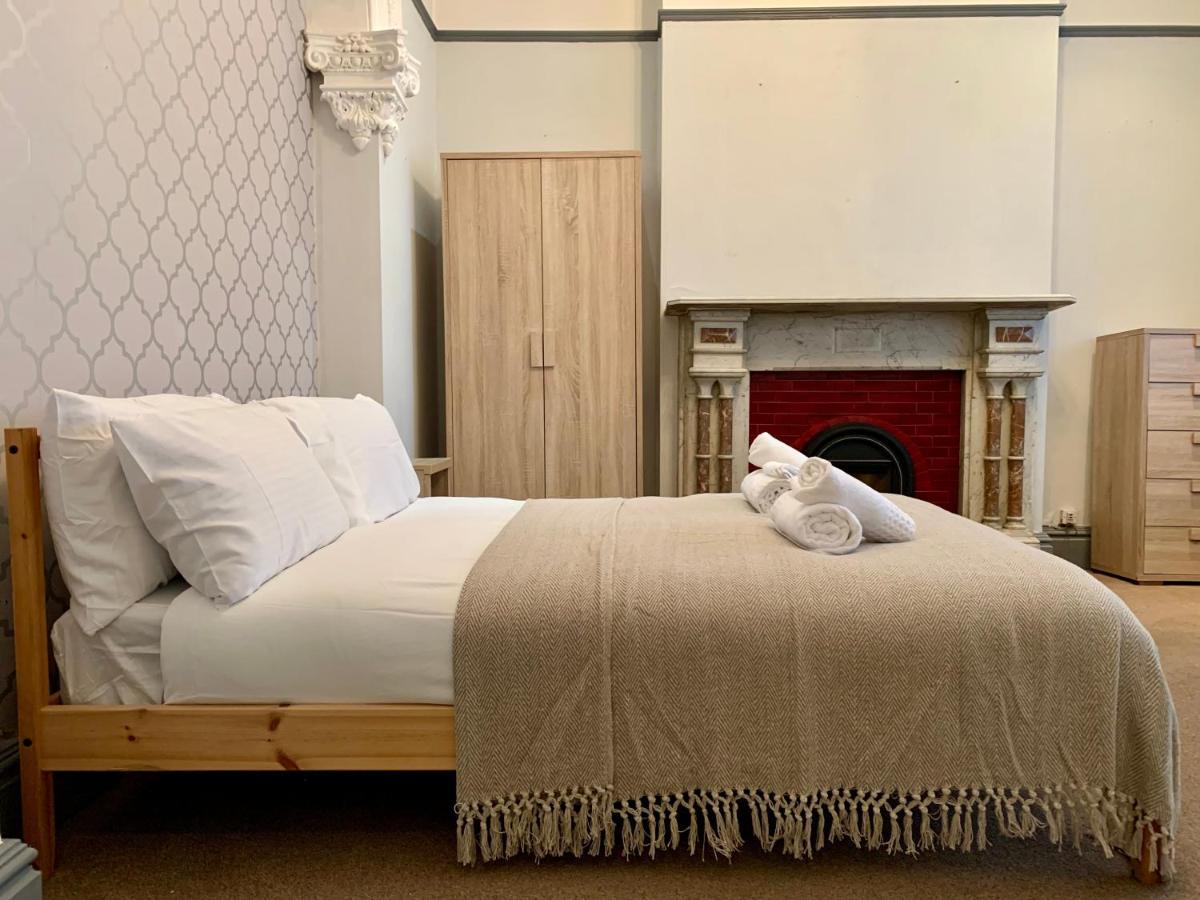 Somerford Place - 6 Beds - Sleeps 12 - Parks 2-3 Cars/Vans Willenhall Zewnętrze zdjęcie