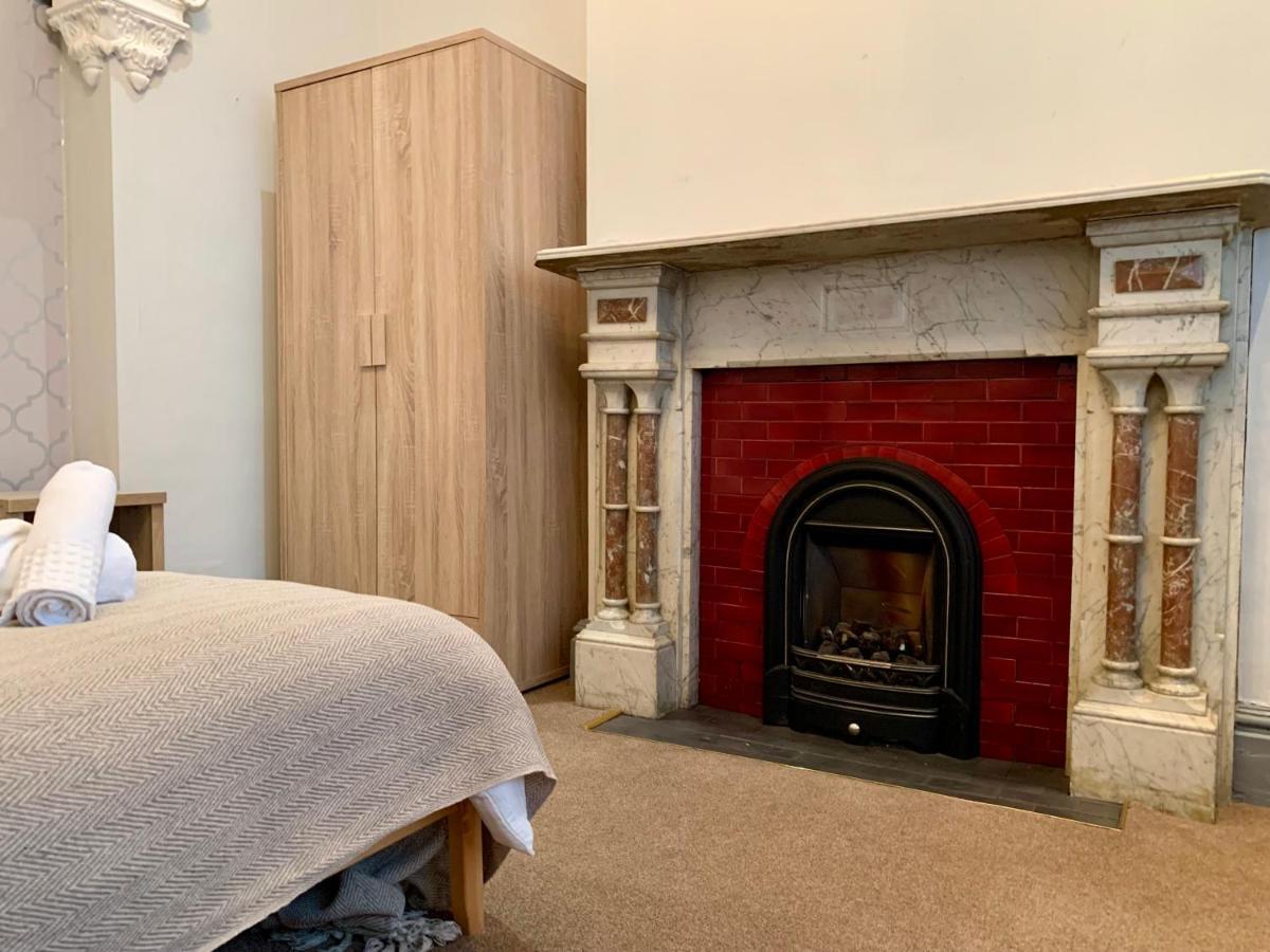 Somerford Place - 6 Beds - Sleeps 12 - Parks 2-3 Cars/Vans Willenhall Zewnętrze zdjęcie