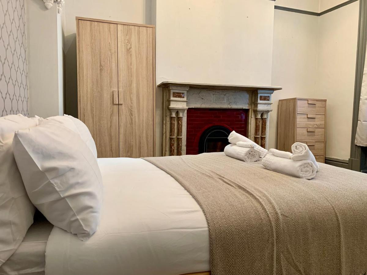 Somerford Place - 6 Beds - Sleeps 12 - Parks 2-3 Cars/Vans Willenhall Zewnętrze zdjęcie