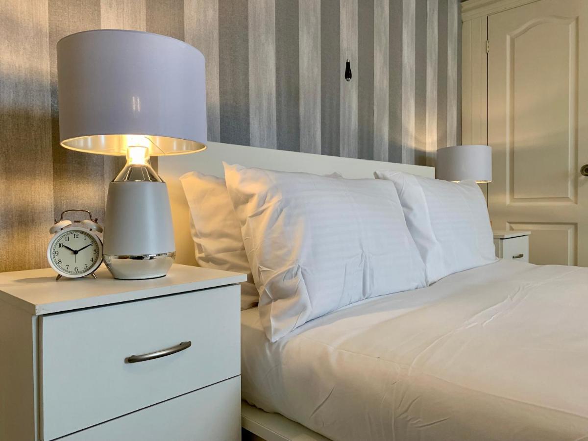 Somerford Place - 6 Beds - Sleeps 12 - Parks 2-3 Cars/Vans Willenhall Zewnętrze zdjęcie