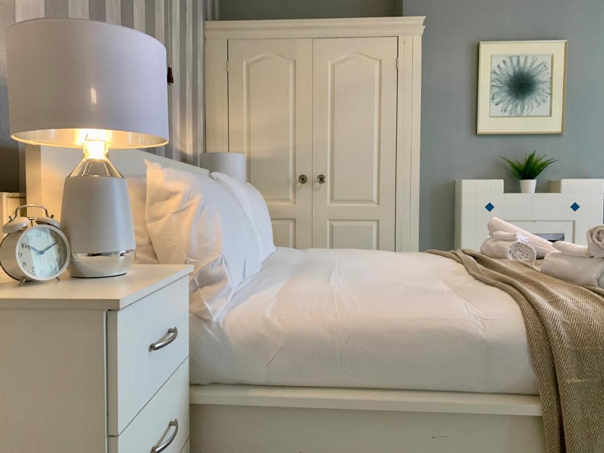 Somerford Place - 6 Beds - Sleeps 12 - Parks 2-3 Cars/Vans Willenhall Zewnętrze zdjęcie