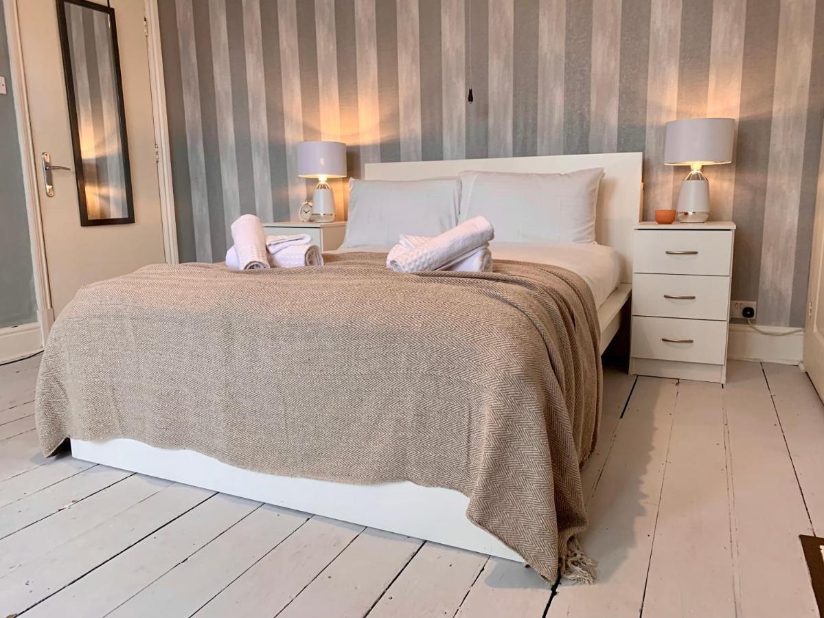 Somerford Place - 6 Beds - Sleeps 12 - Parks 2-3 Cars/Vans Willenhall Zewnętrze zdjęcie