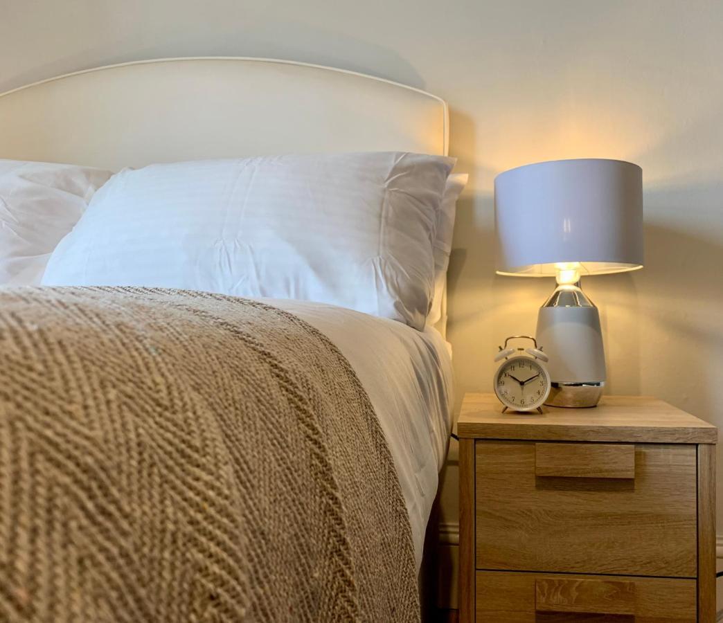 Somerford Place - 6 Beds - Sleeps 12 - Parks 2-3 Cars/Vans Willenhall Zewnętrze zdjęcie