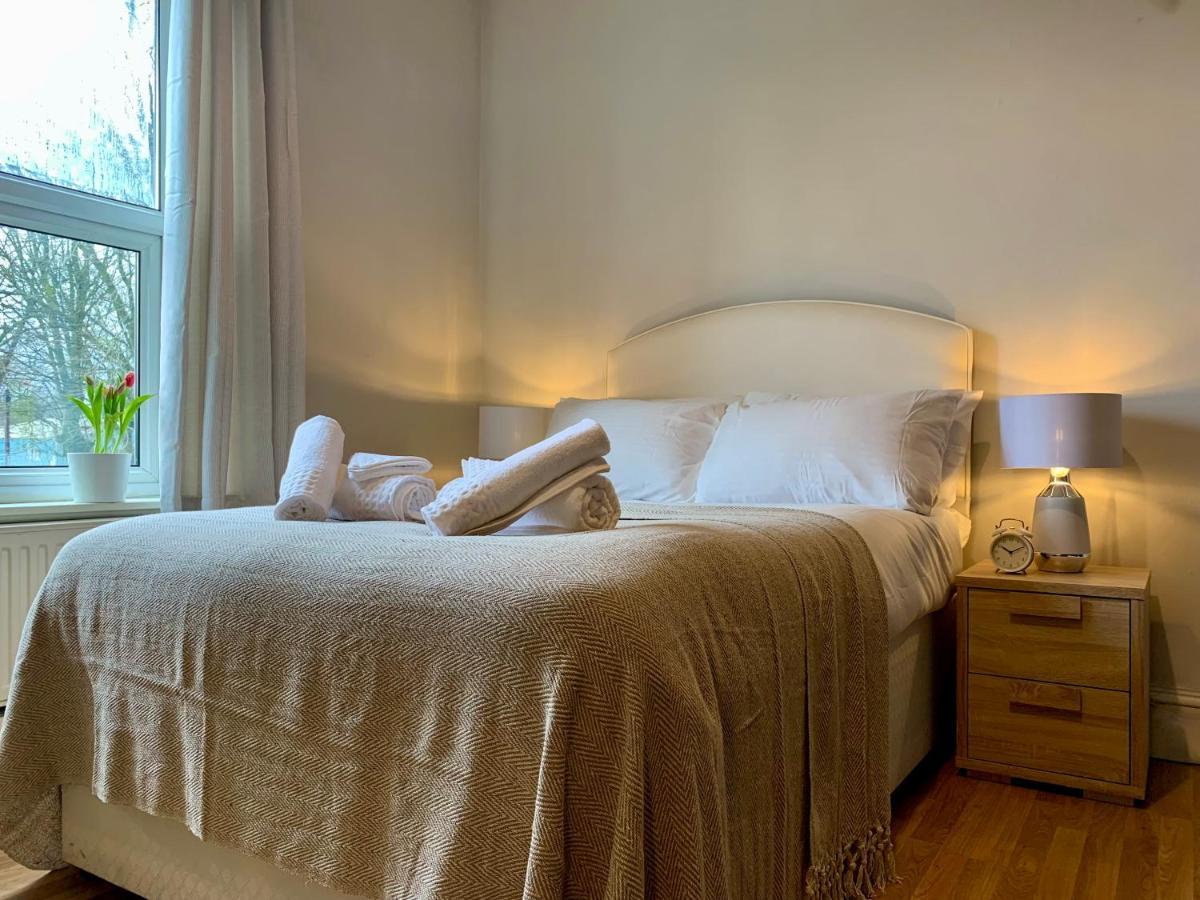 Somerford Place - 6 Beds - Sleeps 12 - Parks 2-3 Cars/Vans Willenhall Zewnętrze zdjęcie