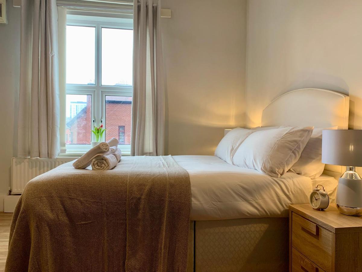 Somerford Place - 6 Beds - Sleeps 12 - Parks 2-3 Cars/Vans Willenhall Zewnętrze zdjęcie