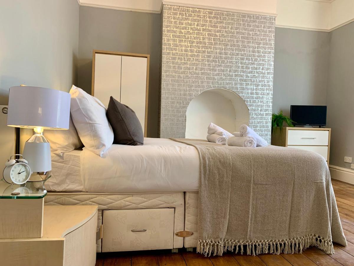 Somerford Place - 6 Beds - Sleeps 12 - Parks 2-3 Cars/Vans Willenhall Zewnętrze zdjęcie