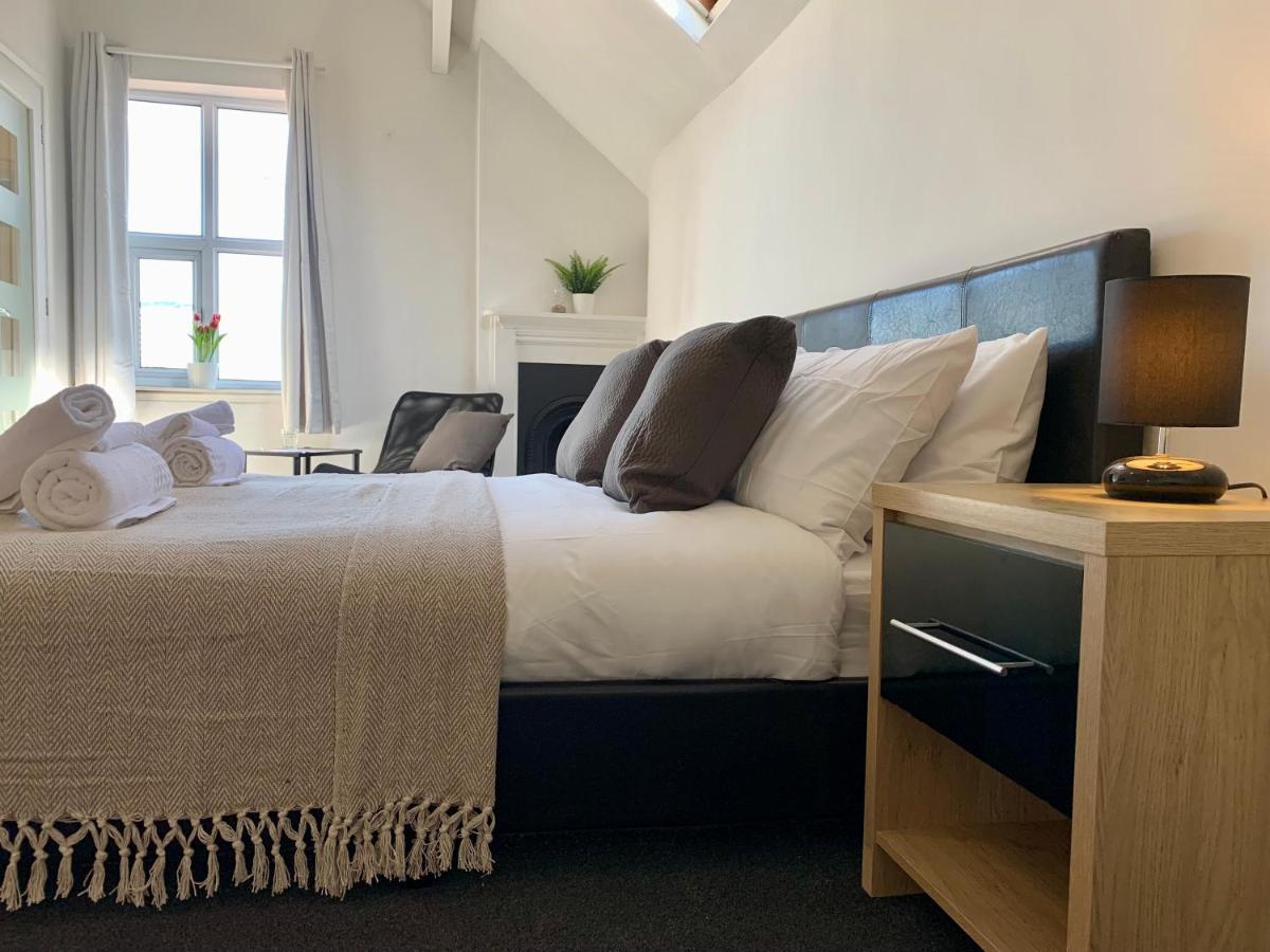 Somerford Place - 6 Beds - Sleeps 12 - Parks 2-3 Cars/Vans Willenhall Zewnętrze zdjęcie