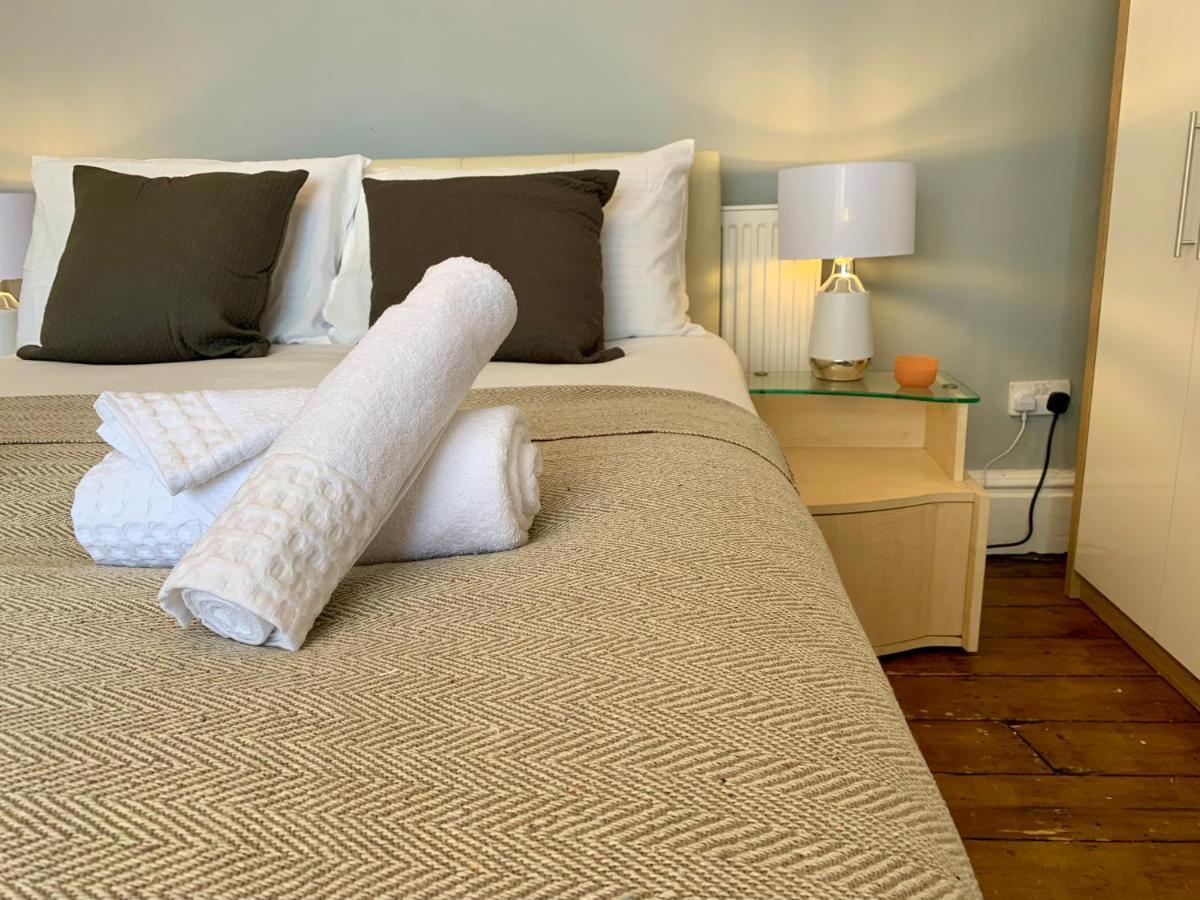 Somerford Place - 6 Beds - Sleeps 12 - Parks 2-3 Cars/Vans Willenhall Zewnętrze zdjęcie