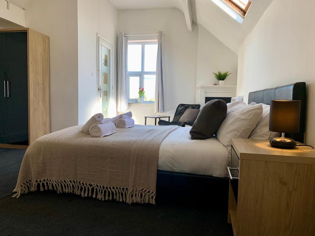 Somerford Place - 6 Beds - Sleeps 12 - Parks 2-3 Cars/Vans Willenhall Zewnętrze zdjęcie