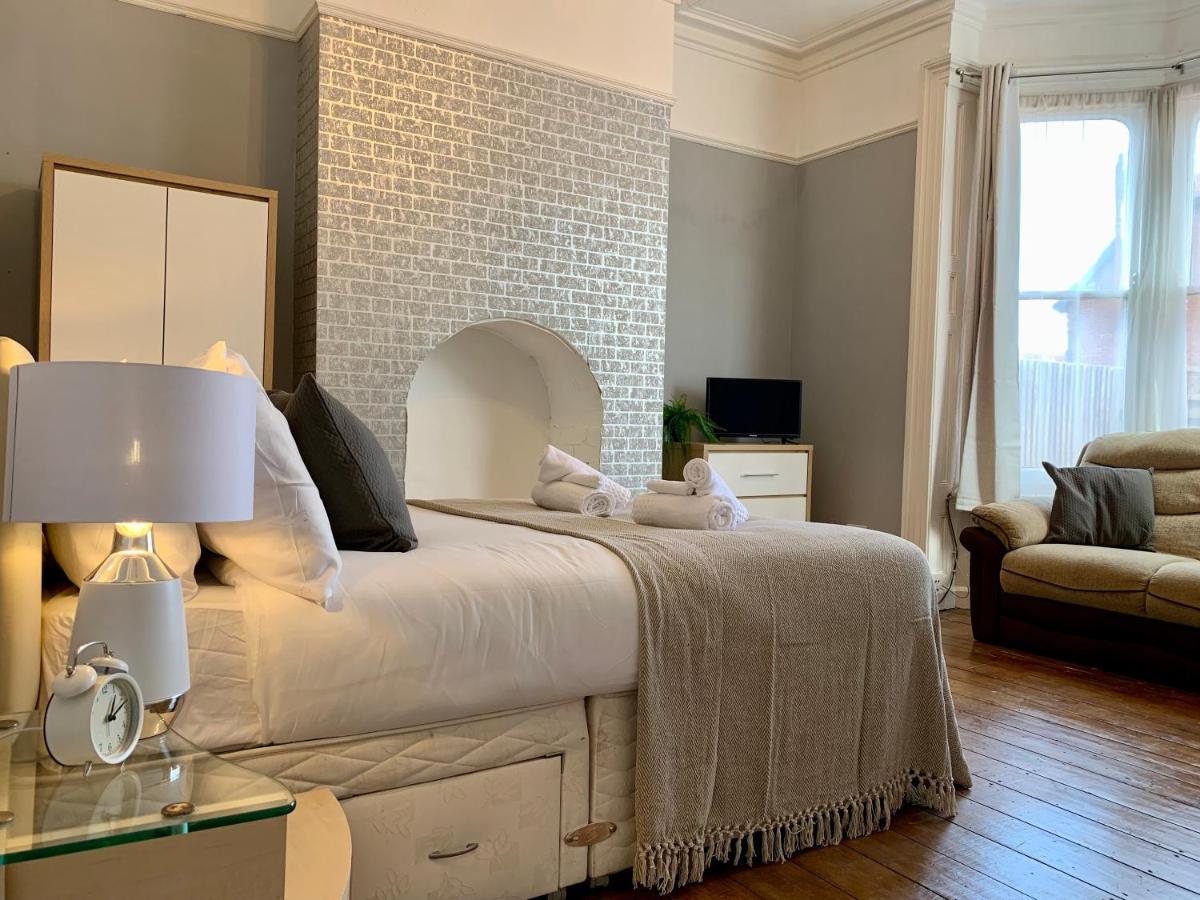 Somerford Place - 6 Beds - Sleeps 12 - Parks 2-3 Cars/Vans Willenhall Zewnętrze zdjęcie