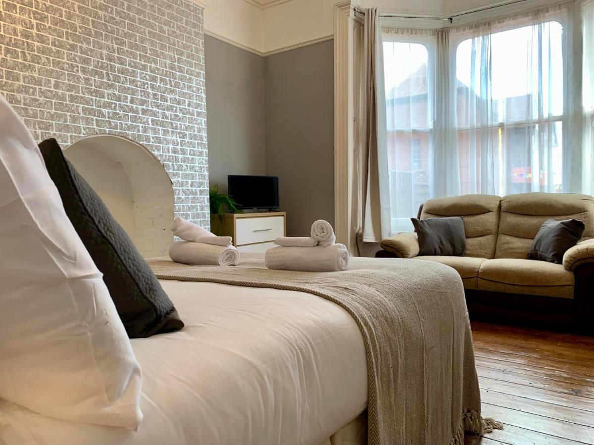 Somerford Place - 6 Beds - Sleeps 12 - Parks 2-3 Cars/Vans Willenhall Zewnętrze zdjęcie